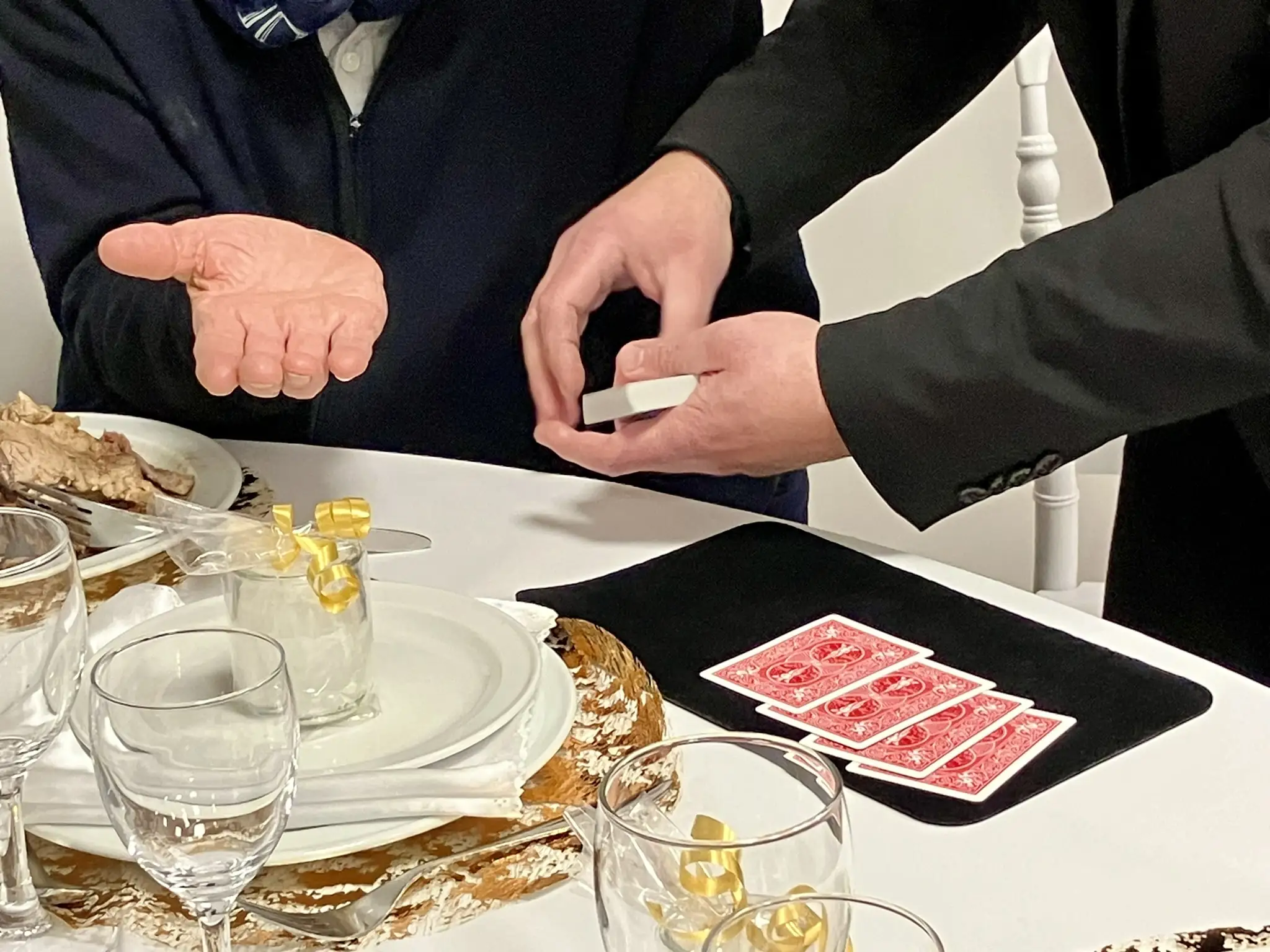 Magicien mariage à Toulouse réalisant un tour de magie à la table des mariés