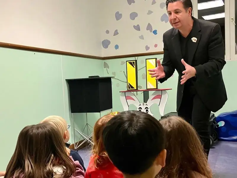 Magicien à Toulouse animant un anniversaire enfant à domicile avec son spectacle de magie