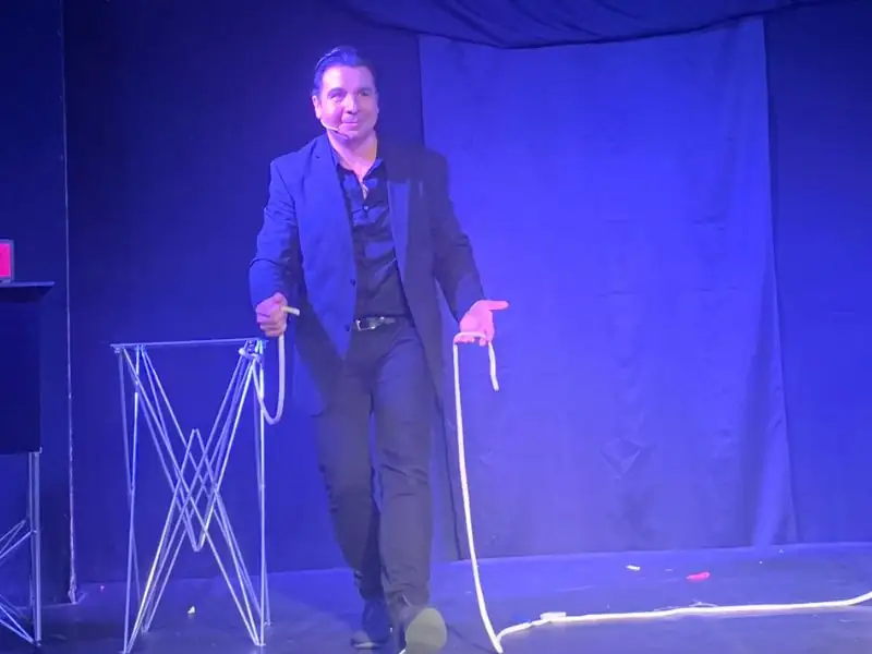 Spectacle de magie sur scène devant un public familial