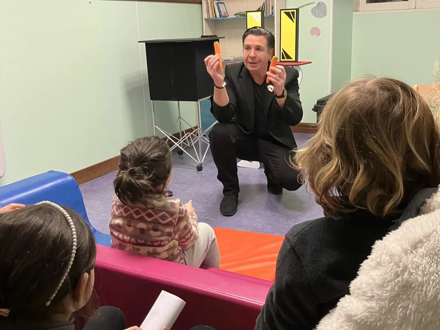 Magicien anniversaire enfant à Toulouse faisant de la sculpture de ballons avec les enfants dans un salon
