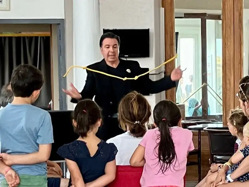 Magicien à Toulouse animant un atelier magie pour enfants lors d’un anniversaire à domicile