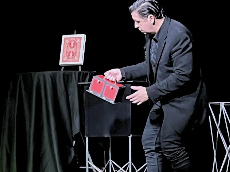 Spectacle de magie sur scène devant un public lors d’un événement d’entreprise à Toulouse